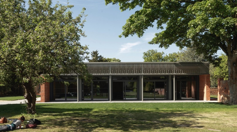 Photo of the Kellogg College hub from gardens outside